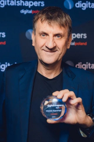 Zdjęcie przestawiające podróżnika Marka Kamińskiego z nagrodą Digital Shapers